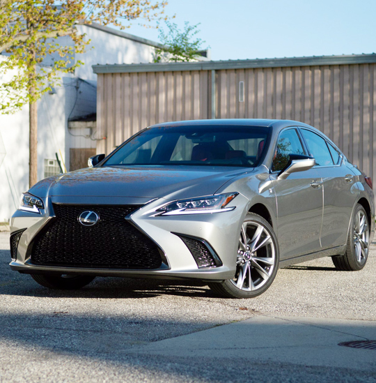 Silver Taxi Lexus Seden